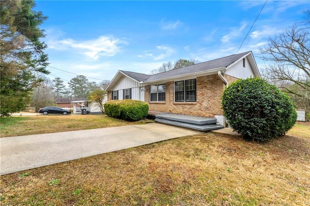 view of front of house featuring a front yard