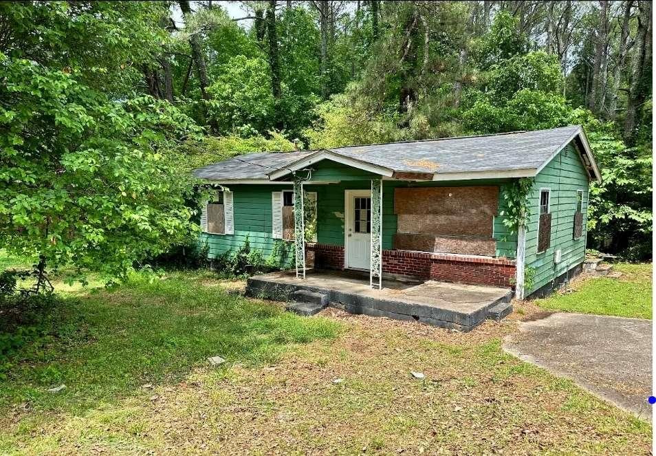 view of front of property with a front yard