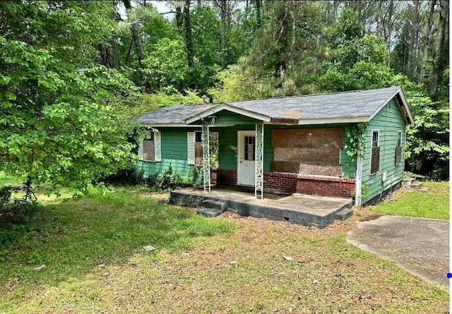 view of front of property with a front yard