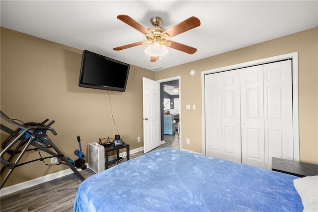 unfurnished bedroom with ceiling fan, dark hardwood / wood-style flooring, and a closet