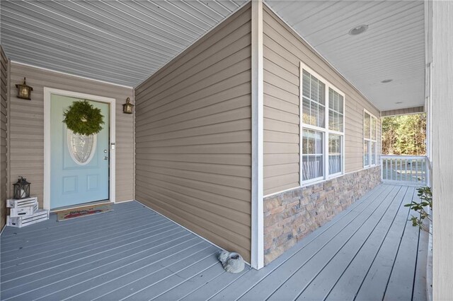 entrance to property featuring covered porch