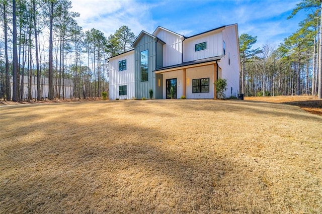 view of front of house with a front lawn