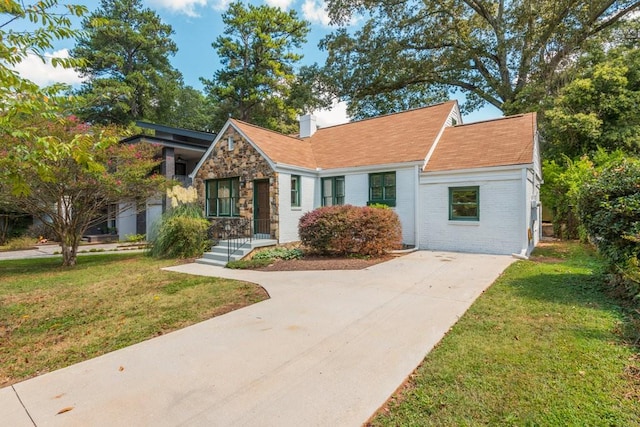 view of front facade featuring a front yard