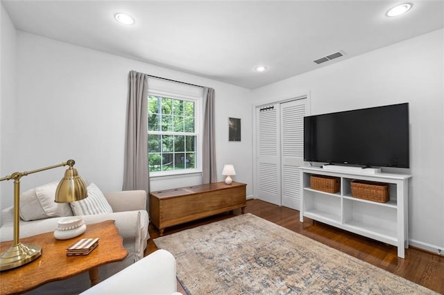 living area featuring wood finished floors, recessed lighting, and baseboards