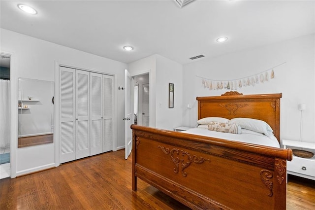 bedroom featuring wood finished floors, recessed lighting, and a closet