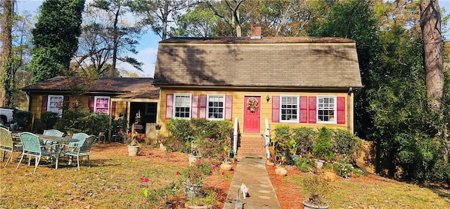 view of front of house with a front yard