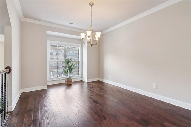 empty room with dark wood-type flooring, crown molding, and an inviting chandelier