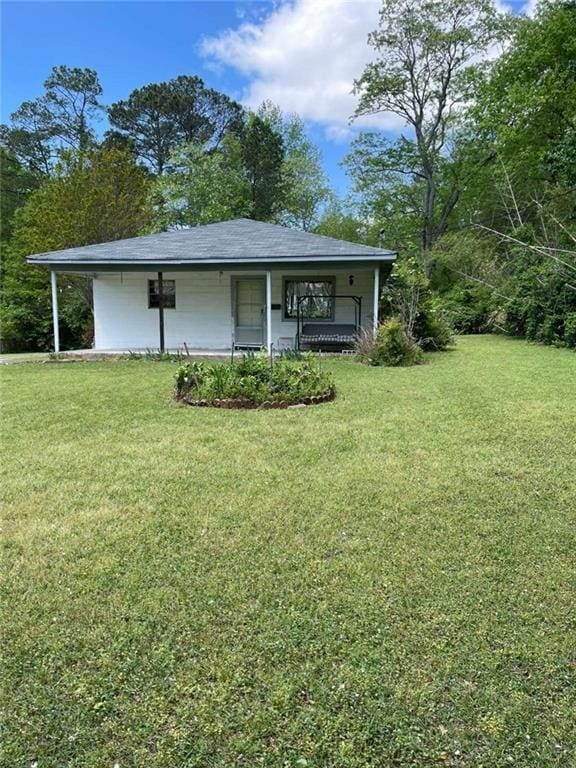 back of house featuring a lawn