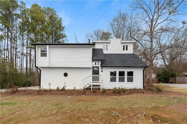 view of front of home featuring a front lawn