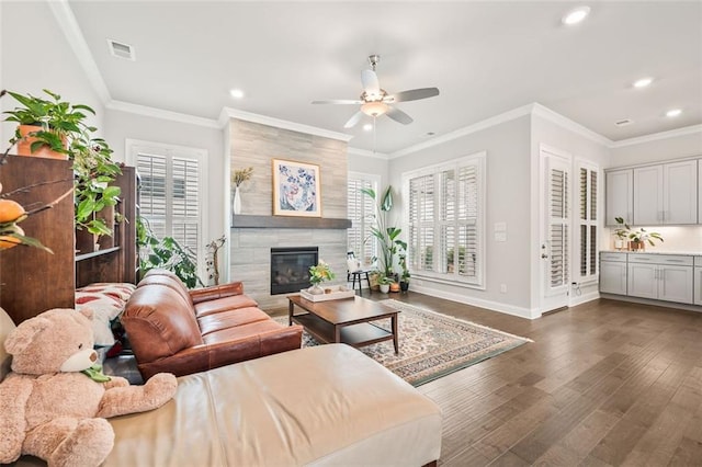 993 Harvest Park Ln, Suwanee, GA 30024 - living area with dark wood finished floors, healthy amount of natural light, ceiling fan, baseboards, and recessed lighting