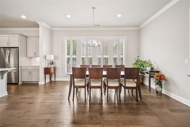 993 Harvest Park Ln, Suwanee, GA 30024 - dining area featuring a chandelier, ornamental molding, dark wood-style flooring, baseboards, and recessed lighting