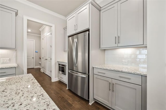 993 Harvest Park Ln, Suwanee, GA 30024 - kitchen featuring freestanding refrigerator, ornamental molding, gray cabinetry, tasteful backsplash, and dark wood-style flooring