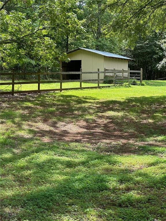 view of yard featuring an outdoor structure