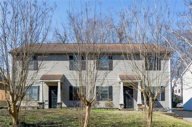 view of front of home featuring a front lawn