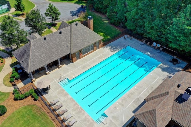 view of swimming pool