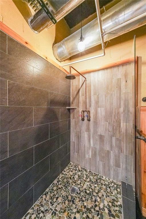 full bath featuring tiled shower