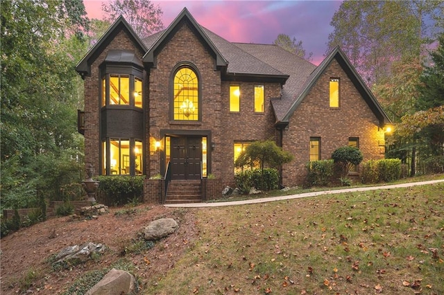 view of front facade with a yard