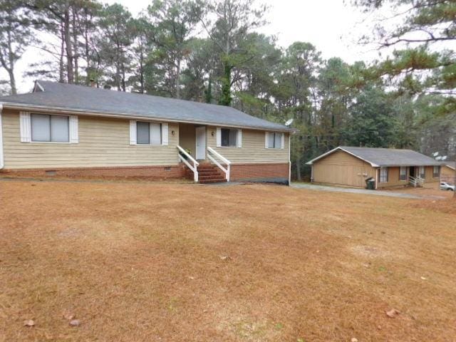 ranch-style home with entry steps, crawl space, and a front yard