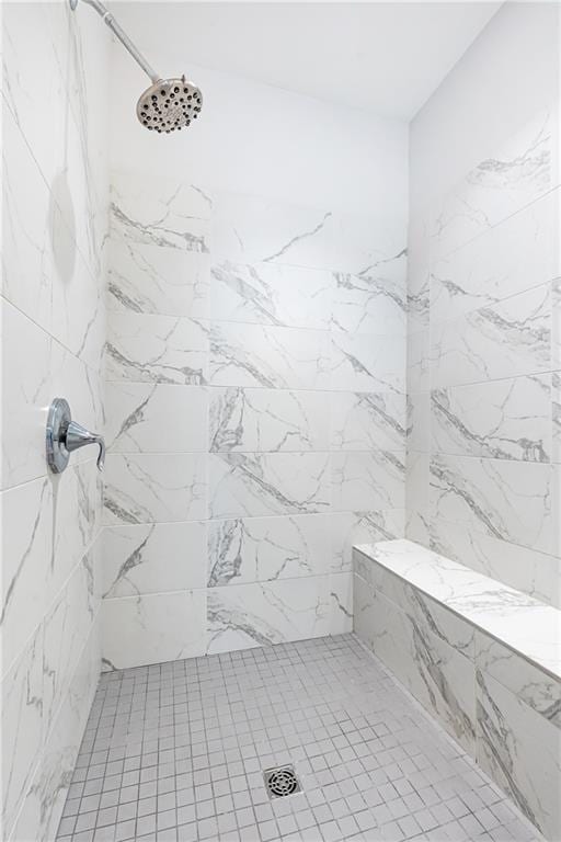 bathroom featuring a tile shower