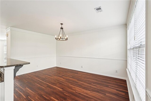 kitchen with a peninsula, a kitchen breakfast bar, dark wood-type flooring, white cabinets, and appliances with stainless steel finishes