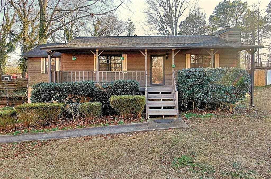 view of front facade featuring a front lawn and a porch