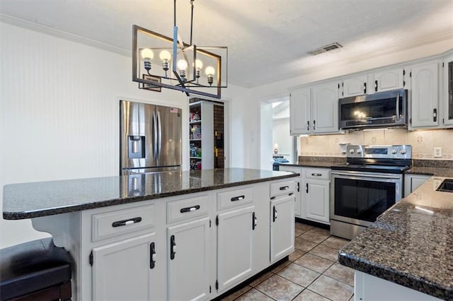 263 Mountainview Cir, Canton, GA 30115 - kitchen featuring appliances with stainless steel finishes, a chandelier, a center island, white cabinetry, and crown molding