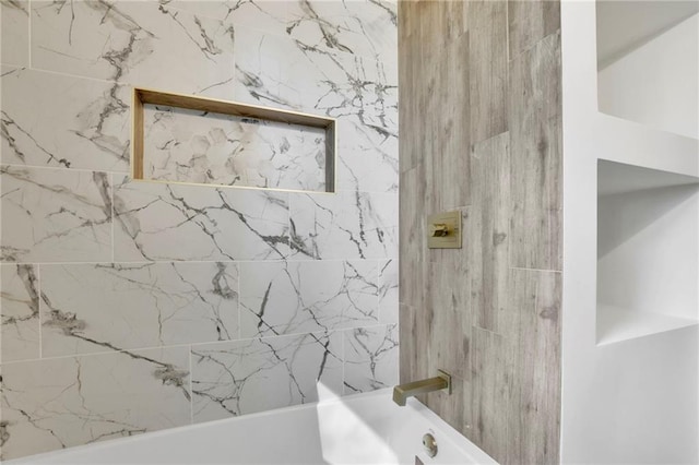 bathroom with tiled shower / bath