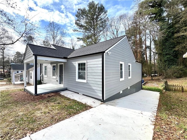 1271 Lorenzo Dr SW, Atlanta, GA 30310 - view of front facade featuring a porch and a shingled roof