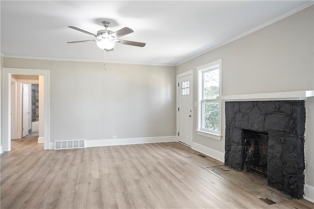 unfurnished living room featuring light wood-style floors, ornamental molding, baseboards, visible vents, and a ceiling fan