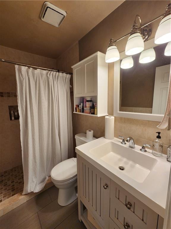 bathroom with toilet, tasteful backsplash, visible vents, and tiled shower