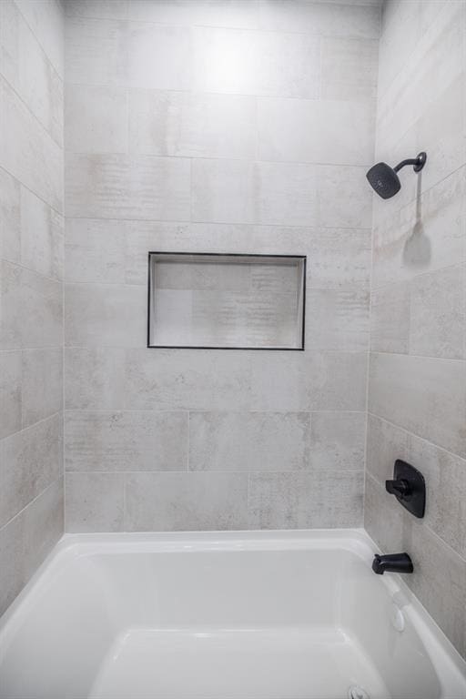 bathroom featuring tiled shower / bath