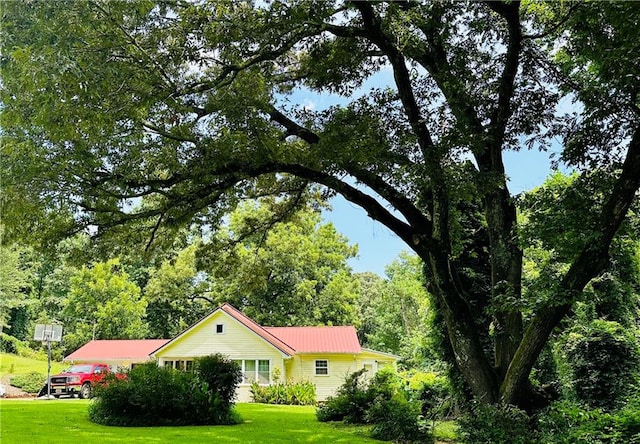 view of front of property featuring a front lawn