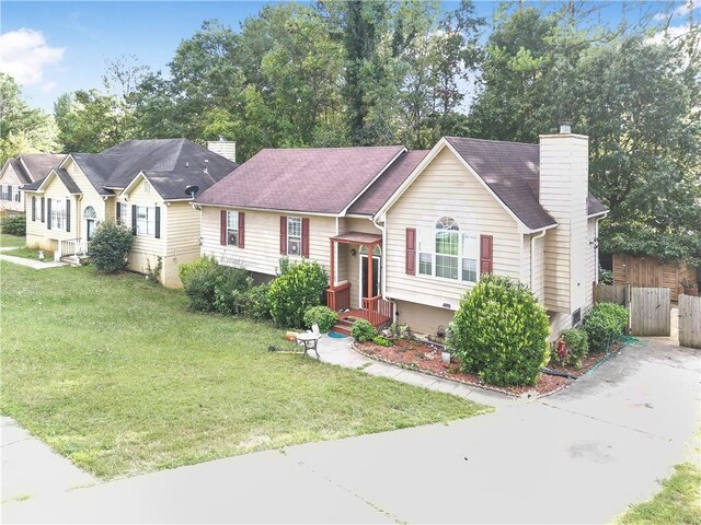 view of front of home featuring a front lawn