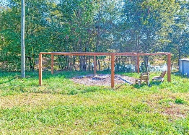 view of yard featuring a water view