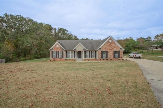 view of front of home featuring a front lawn and covered porch