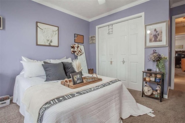 carpeted bedroom featuring ceiling fan, a closet, and crown molding