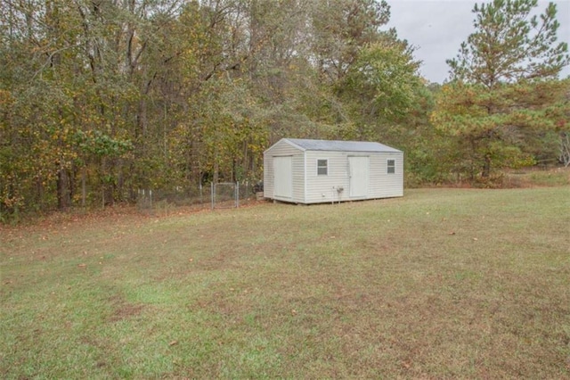 view of yard featuring a storage unit