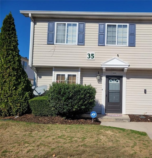 view of front of house featuring a front lawn