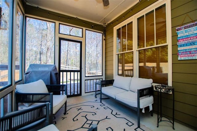 sunroom with ceiling fan