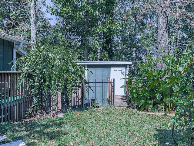 view of yard featuring a storage unit