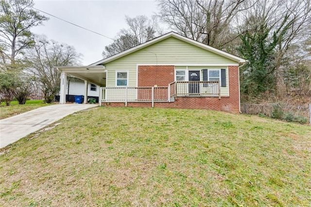 view of front of home with a carport and a front yard