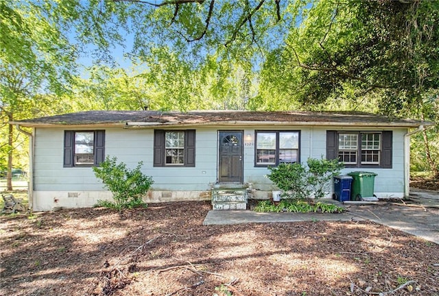 ranch-style home featuring crawl space