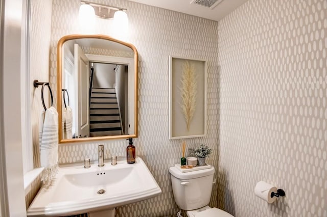 bathroom featuring toilet and sink