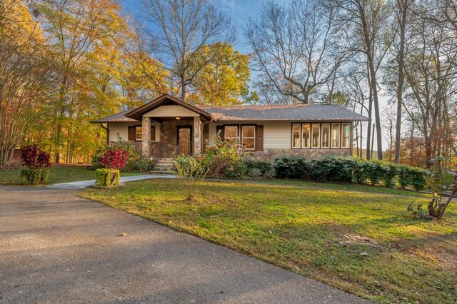 view of front of property with a front lawn