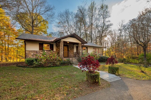 view of front of property featuring a front lawn