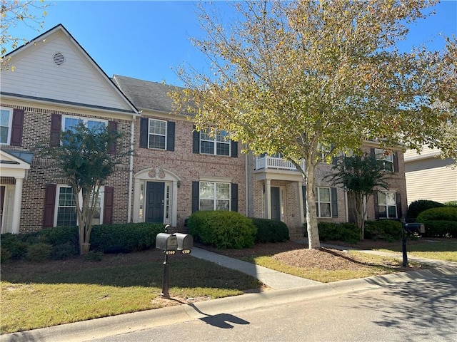 view of front of property featuring a front lawn