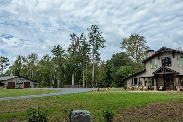 view of property's community featuring a lawn