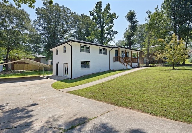 view of side of property featuring a carport and a lawn