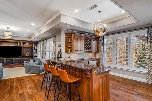 bar featuring wet bar, dark wood-type flooring, baseboards, and visible vents