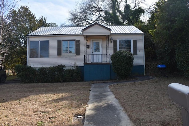 view of front of property with a front yard